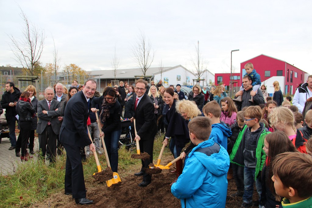 Erster Spatenstich für Grundschule in Allerheiligen