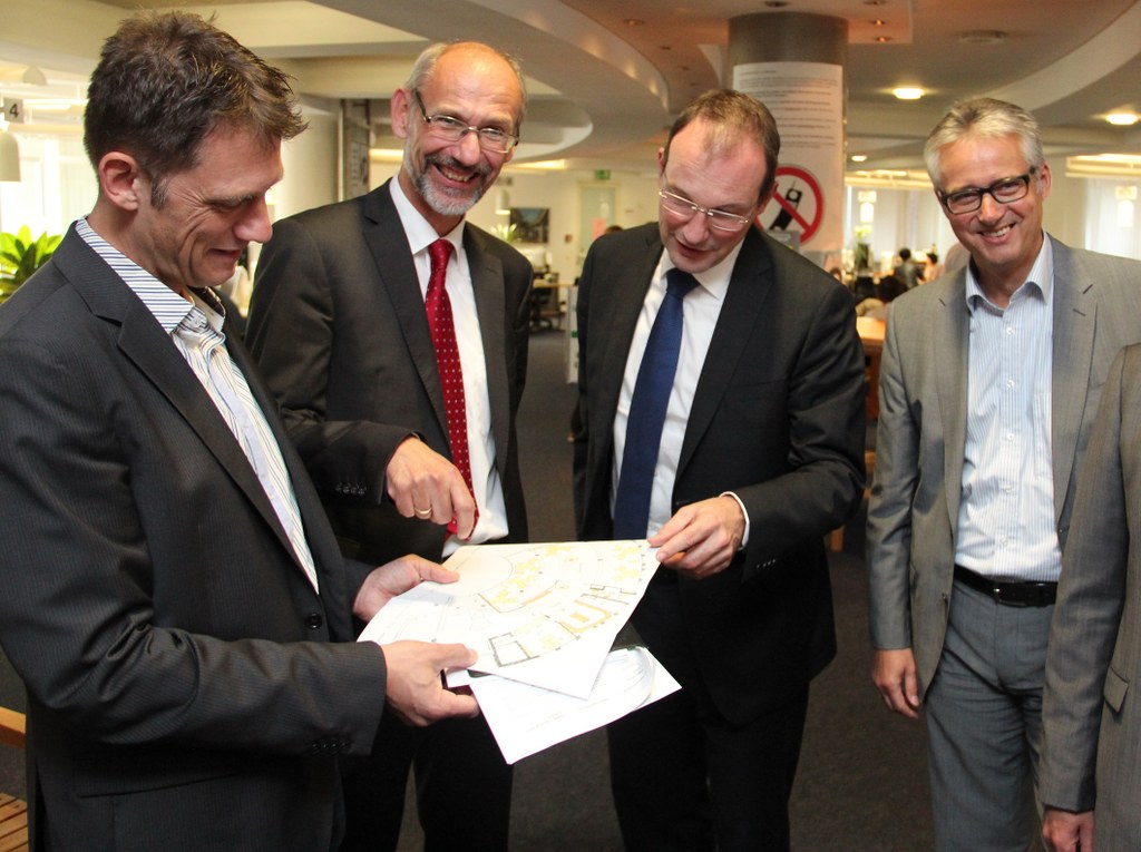 Maximilian Schäfer, GMN (links), erläutert Baudezernent Christoph Hölters (2. v. rechts), Uwe Neumann (2. v. links) und Herrmann Murmann, Bürger- und Ordnungsamt, die Umbaupläne für das Bürgeramt