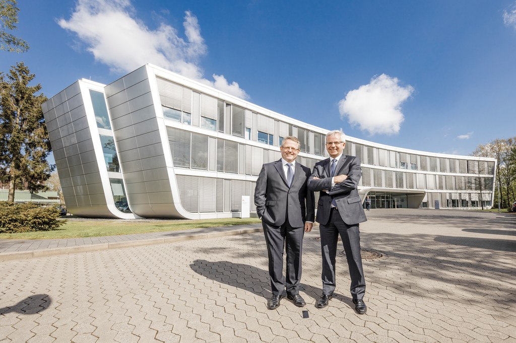 Blicken auf ein gutes Jahr 2015 der Stadtwerke Neuss zurück: Stephan Lommetz (re.), Vorsitzender der Geschäftsführung, und sein Geschäftsführer-Kollege Ekkehard Boden (li.)