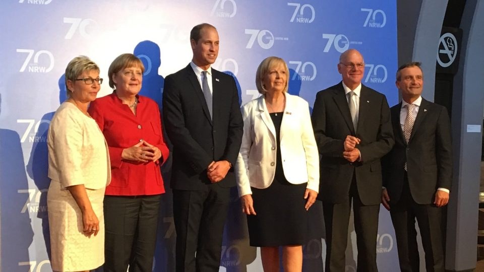 Landtagspräsidentin Carina Gödecke, Bundeskanzklerin Angela Merkel, Prinz William, Duke of Cambridge, Ministerpräsidentin Hannelore Kraft, Bundestagspräsident Norbert Lammert und Düsseldorfs Oberbürgermeister Thomas Geisel beim Festakt (Foto: Land NRW)