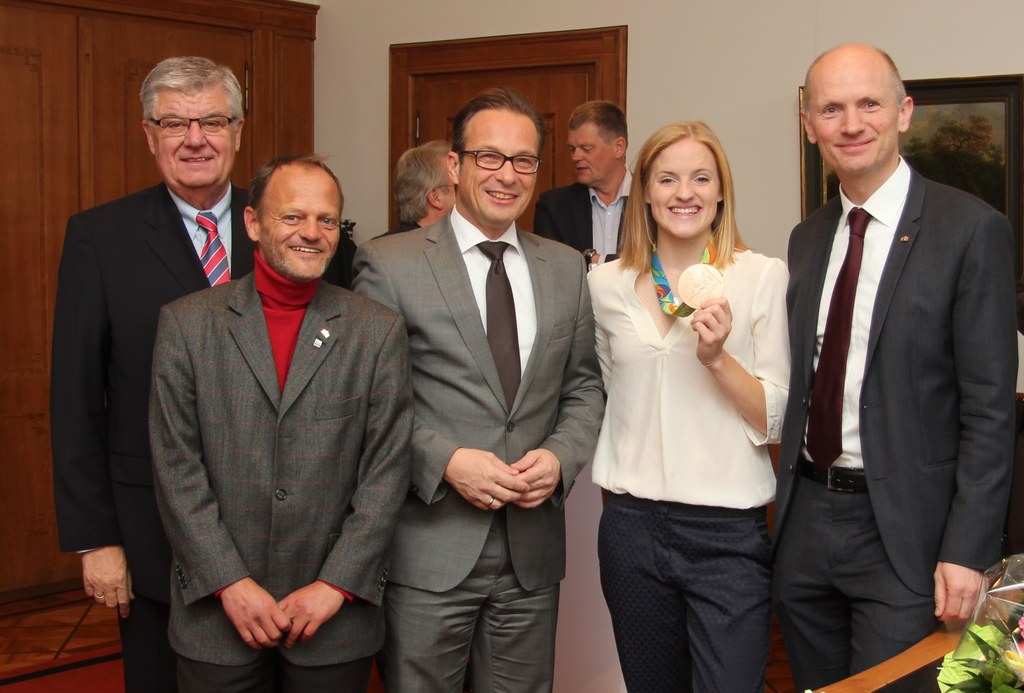 Bürgermeister Reiner Breuer ehrt Annika Sprink