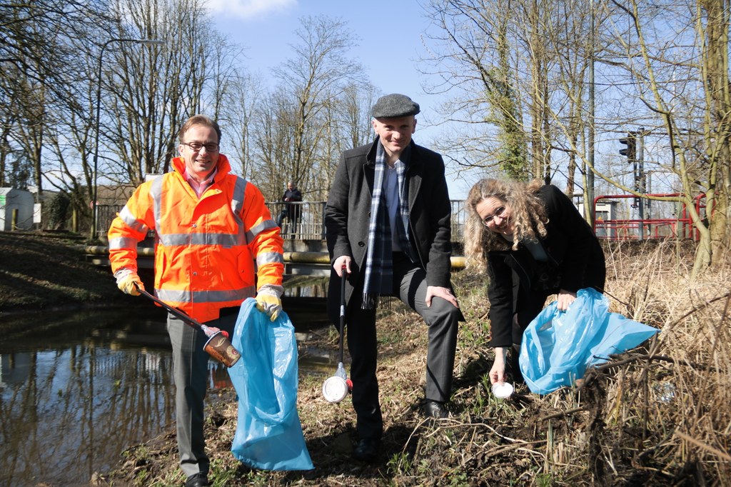 Werden mit aufräumen (v.l.): Bürgermeister Reiner Breuer, Umweltdezernent Dr. Matthias Welpmann und Henrieke Mölleken, Leiterin des Amtes für Umwelt und Stadtgrün