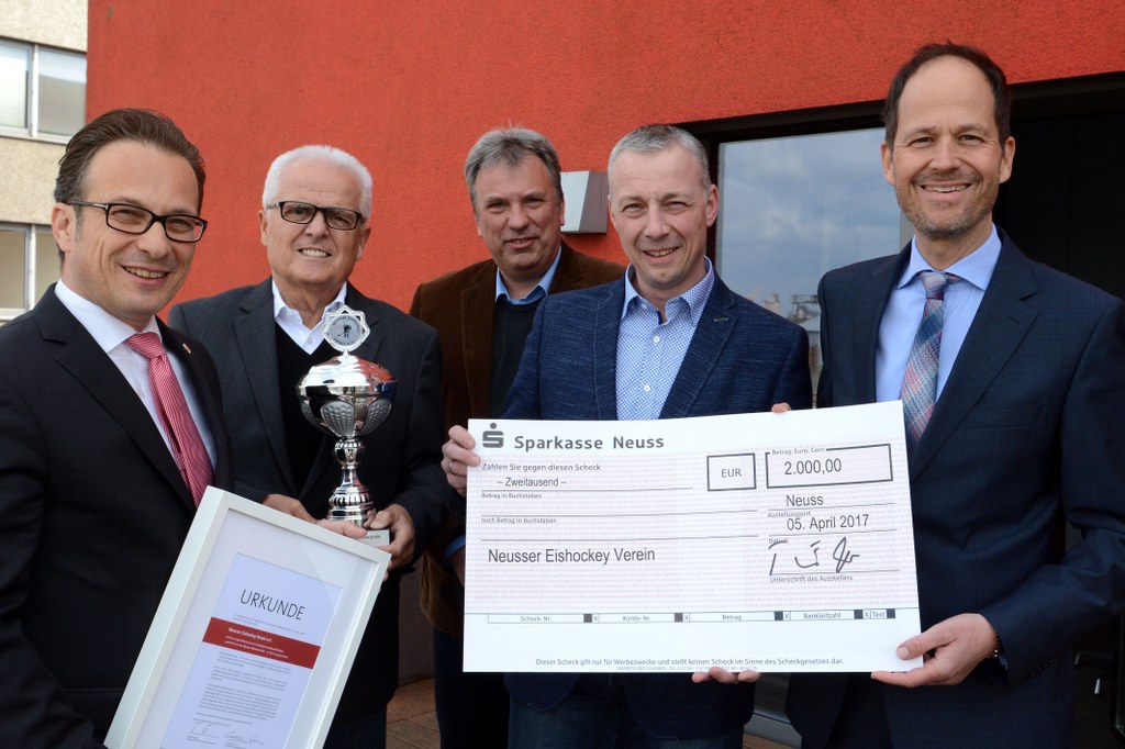 Bürgermeister Reiner Breuer, Wilhelm Fuchs und Gösta Müller übergeben mit Frank Lubig den Jugendförderpeis-Pokal, Urkunde und Scheck an Andreas Schrills vom Neusser Eishockey Verein (v. l.).