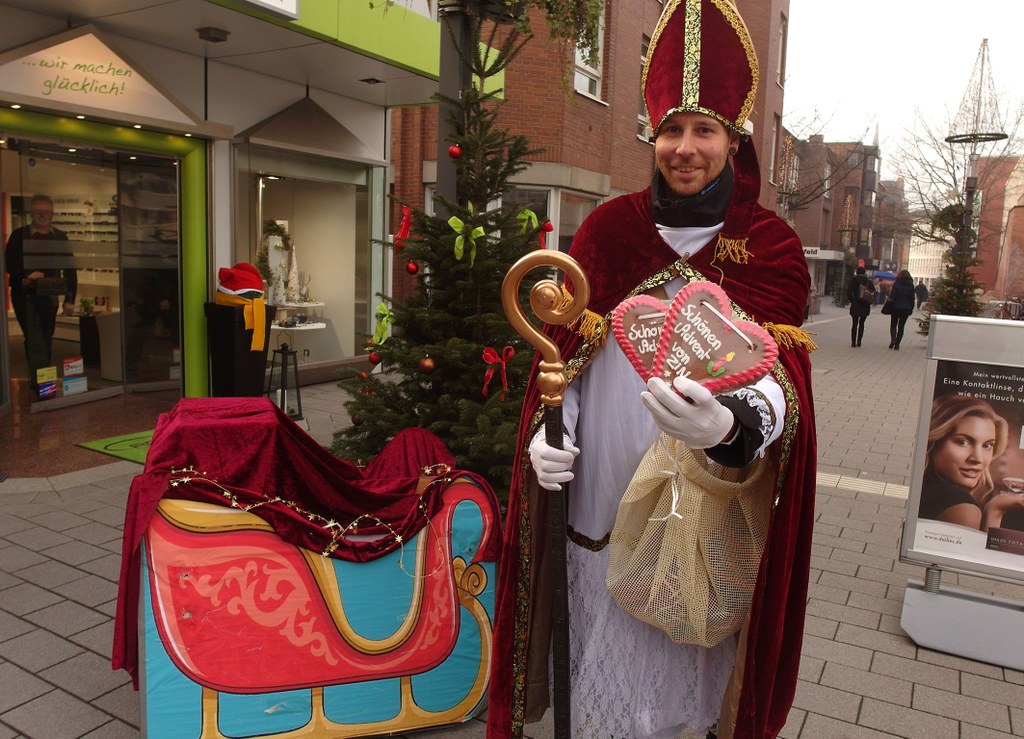 Nikolaus verschenkt Lebkuchen