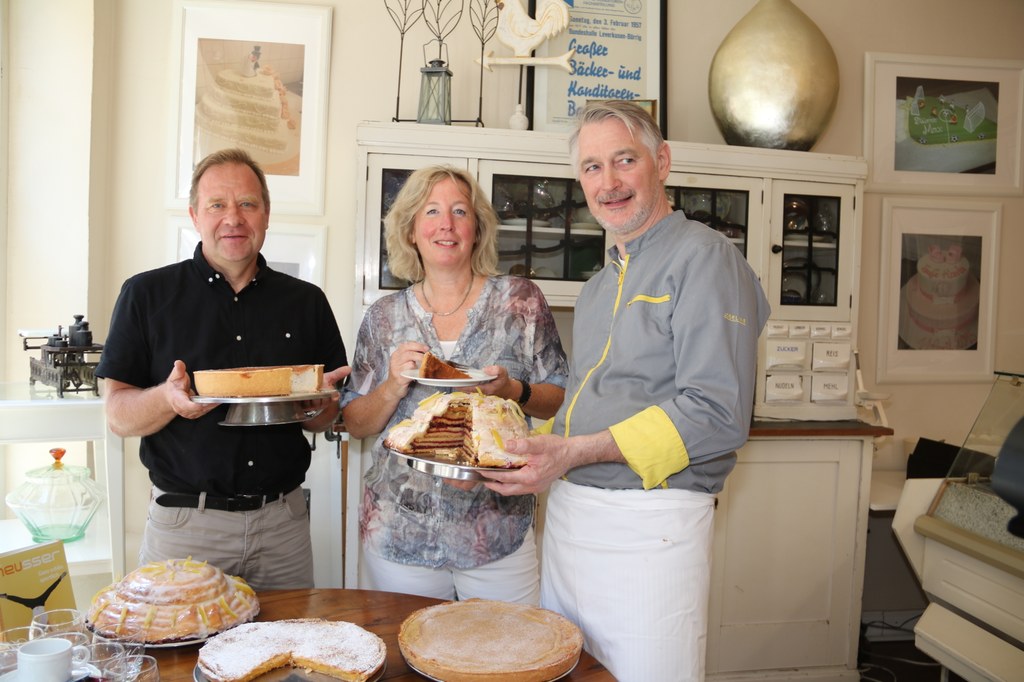 (v.l.) Dr. Carl Pause,  Marion Tiefenbacher-Kalus und Michael Wegel präsentieren die historischen Torten.