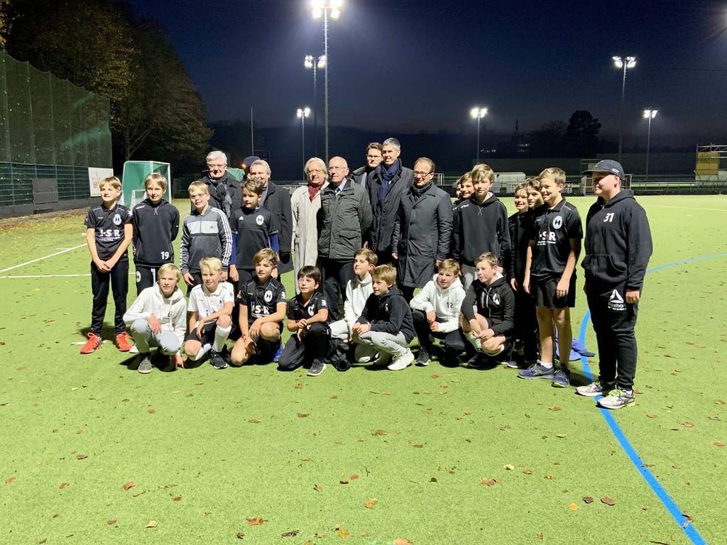 Die Jugend-Hockey-Spieler von Schwarz-Weiß konnten ihr Training schon im besten Licht absolvieren. Große Freude auch bei Bürgermeister Reiner Breuer, Vertretern der Politik und Vereinsvorstand.