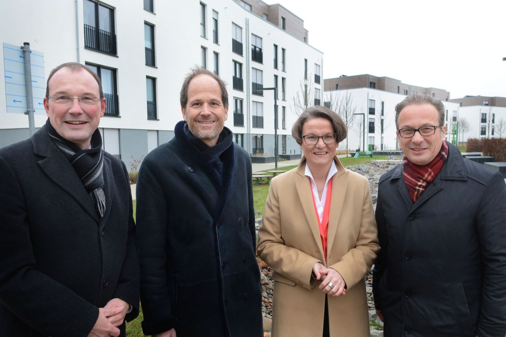 © Neusser Bauverein -  (v.l.) Planungsdezernent und Vorstandsmitglied Christoph Hölters, Vorstandsvorsitzender Frank Lubig, Ministerin Ina Scharrenbach und Aufsichtsratsvorsitzender Bürgermeister Reiner Breuer