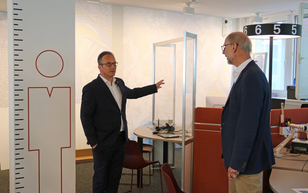 Bürgermeister Reiner Breuer mit Uwe Neumann, Amtsleiter des Bürger- und Ordnungsamtes