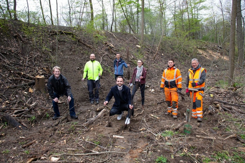Foto: Stadt Neuss - Dirk Jürgeleitet (links), sein Team (Mitte) und zwei städtische Mitarbeiter (rechts).