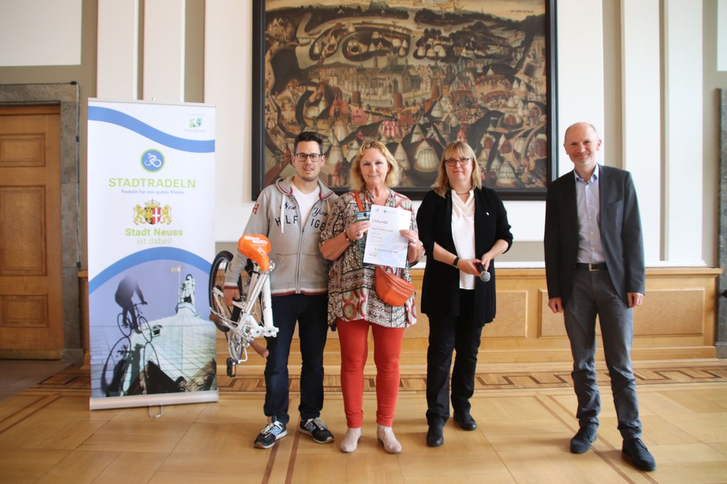 Die Erste Stellvertretende Bürgermeisterin Susanne Benary (2.v.r.) und Umweltdezernent Dr. Matthias Welpmann (r.) mit Vertreter*innen des Teams der St. Augustinus Gruppe.