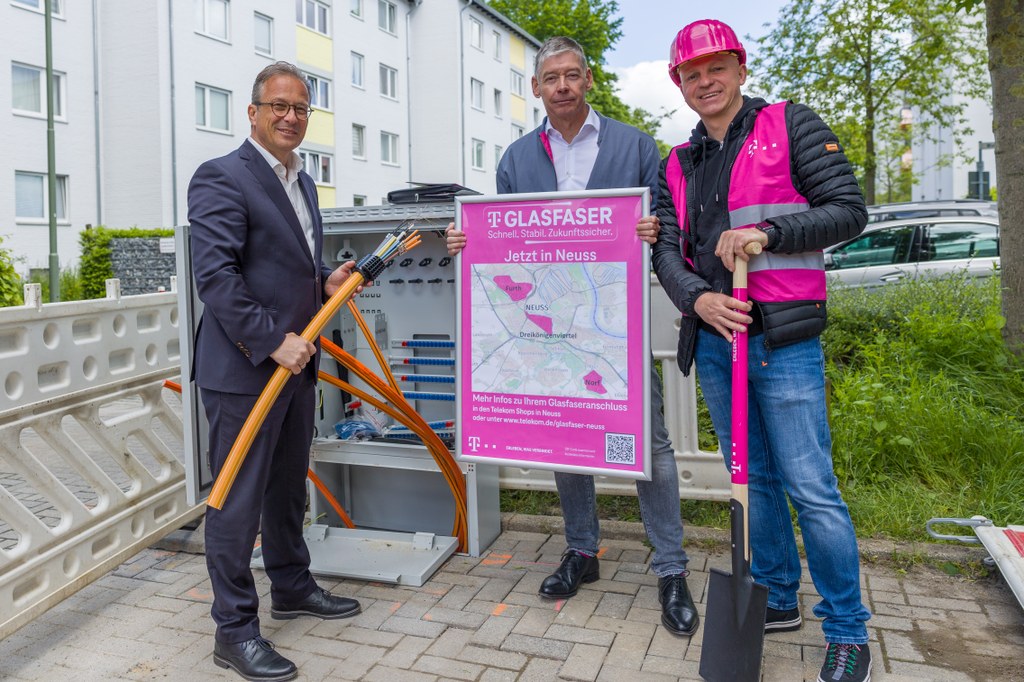 Foto: Stadt Neuss (Reiner Breuer, Bürgermeister der Stadt Neuss / Frank Schmidt, Konzernbevollmächtigter der Deutschen Telekom / Joachim Schad, Regio Manager Infrastrukturvertrieb der Deutschen Telekom)