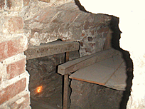 Blick in die Beinkammer, die Begräbnisstätte der Nonnen des Klosters
