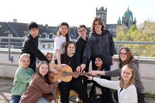 Unter dem Titel „Barock und Olé…!“ erklingt barocke und spanische Gitarrenmusik von Telemann, Vivaldi, Brouwer sowie traditionelle spanische Lieder gespielt im Gitarrenorchester, Quartett und Solo. Der Eintritt ist frei.