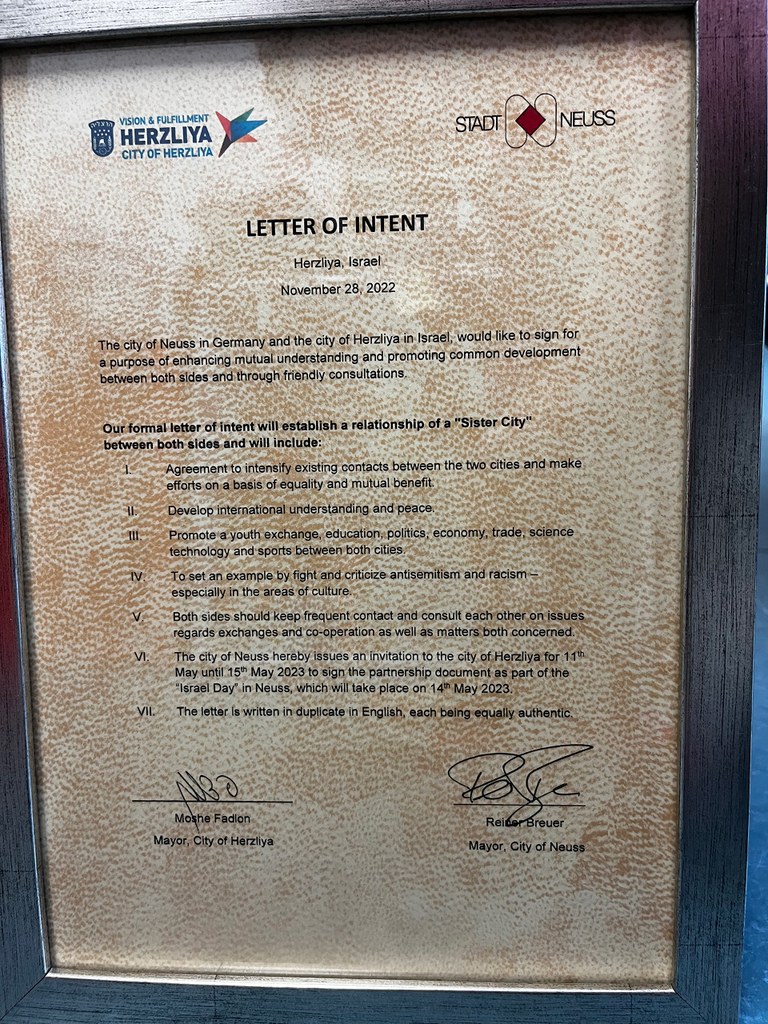 Letter of Intent zur Städtepartnerschaft Neuss – Herzliya Gerahmte und Unterschriebene Absichtserklärung zur Städtepartnerschaft zwischen Neuss und Herzliya