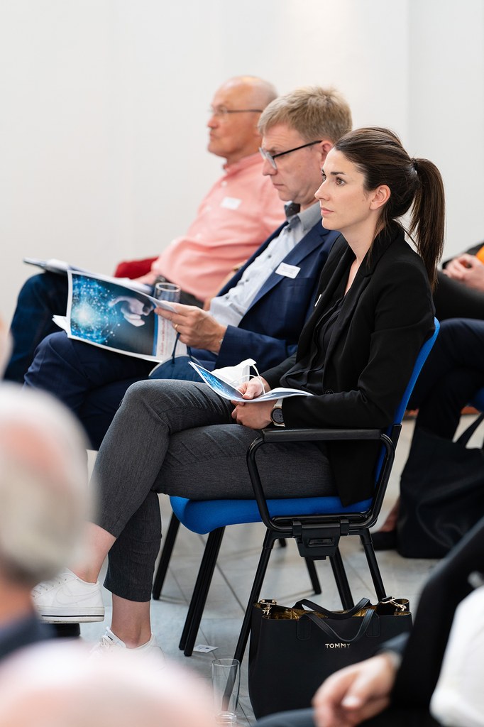 neusser-zukunftskongress-2022_10a.jpg Konferenz-Teilnehmer*innen folgen einem Redebeitrag.